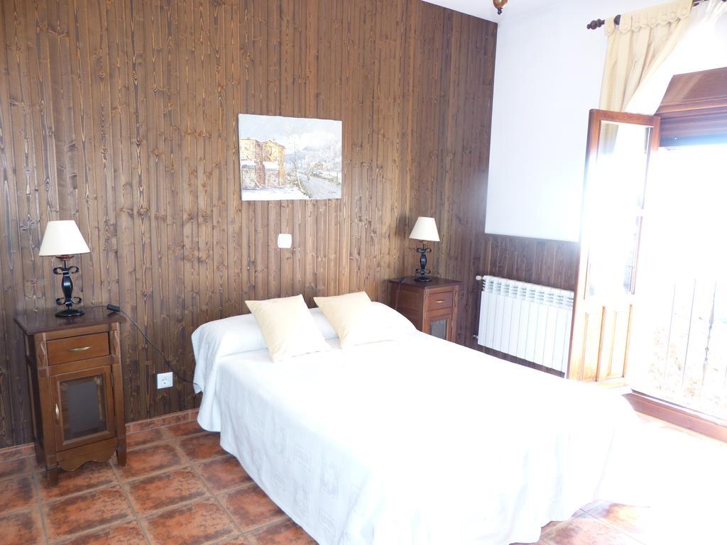 Casa Rural Pena Falcon Guest House Torrejón el Rubio Rom bilde